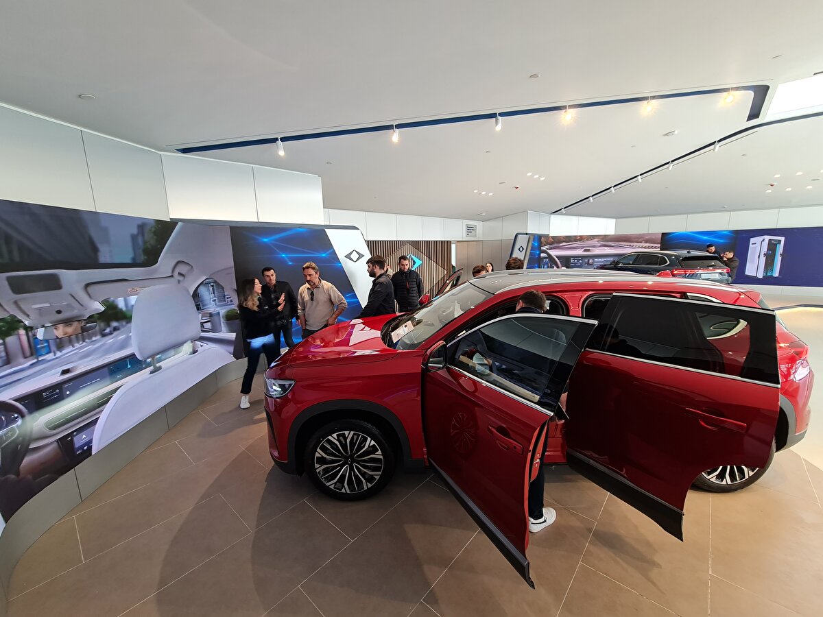 Buna göre, TOGG'un 52,4 kWh (314 km menzil) bataryaya sahip versiyonu evden 115,8 TL, işyerinden 198 TL giderle deposunu doldurabiliyor. Aracın TOGG'un hızlı şarj istasyonu Trugo'dan şarj olma maliyeti ise 418,6 TL'ye ulaşıyor. 