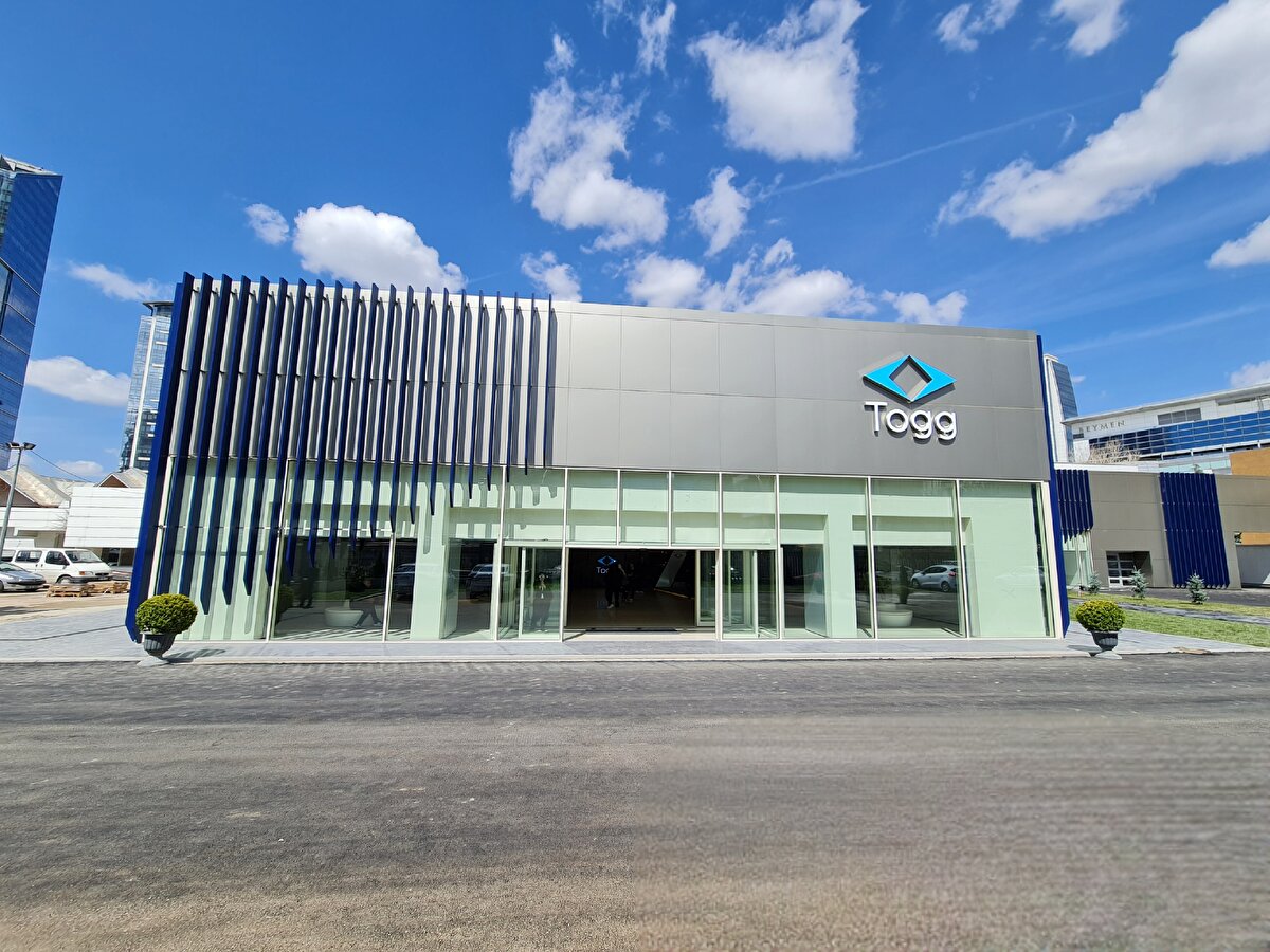 Enerji Piyasası Düzenleme Kurumu'nun 1 Nisan 2023 itibarıyla belirlediği yeni fiyatlara göre, 240 kWh'ın üzerinde enerji tüketen konutlar için vergiler dahil kWh başına 2.21 TL ücretlendirme uygulanıyor. İşyerleri için ise tarife 1 kWh/3.78 TL olarak belirlenmiş durumda.