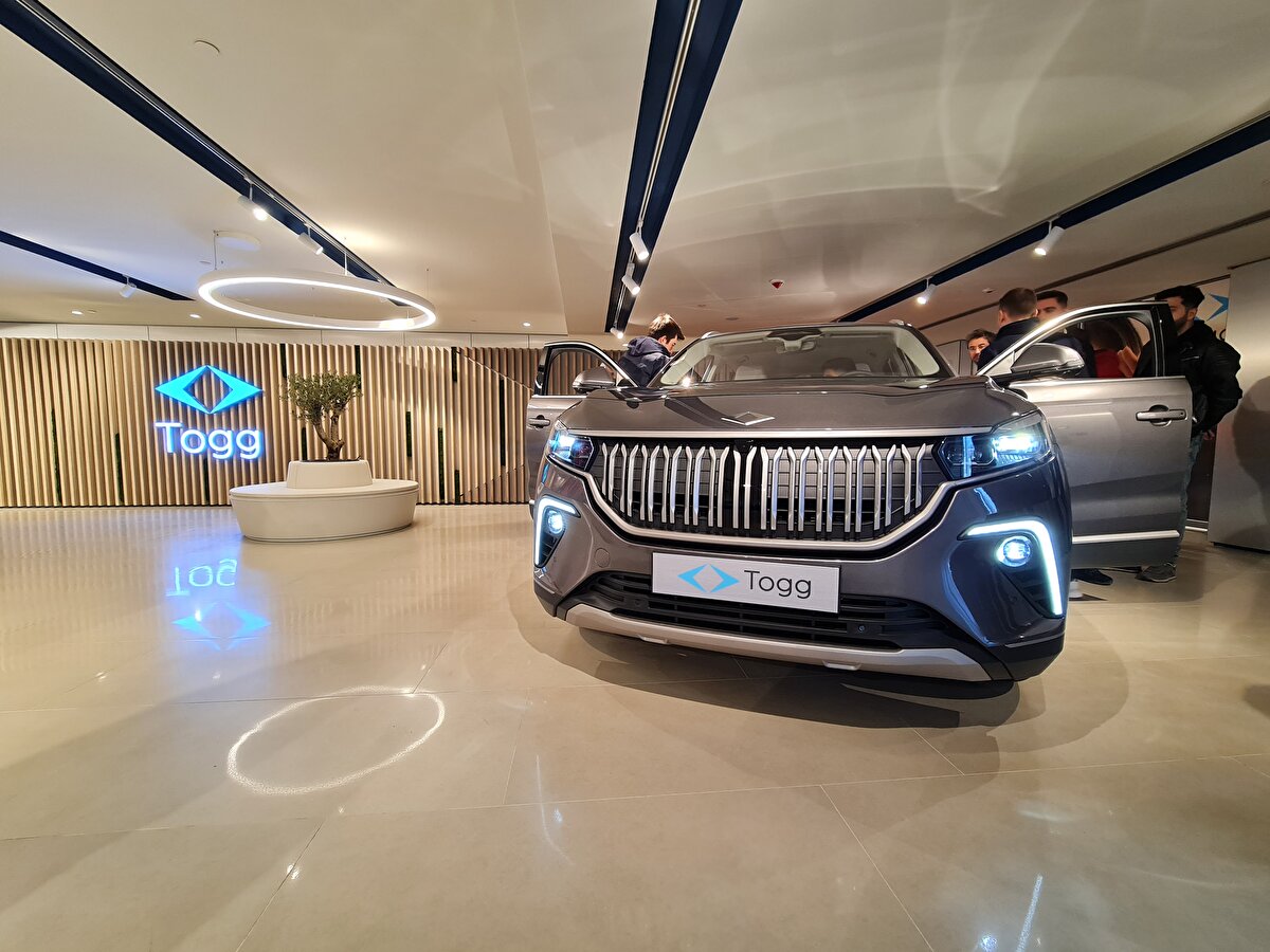 Çekilişle 20 bin kişiye verilecek olan Togg'lar belirlenmişti. İlk Togg'un teslimi ise Cumhurbaşkanı Erdoğan'a yapılacak. Togg'un teslimi bugün saat 16:00'da Beştepe Cumhurbaşkanlığı Külliyesi'nde gerçekleştirilecek.<br><br>