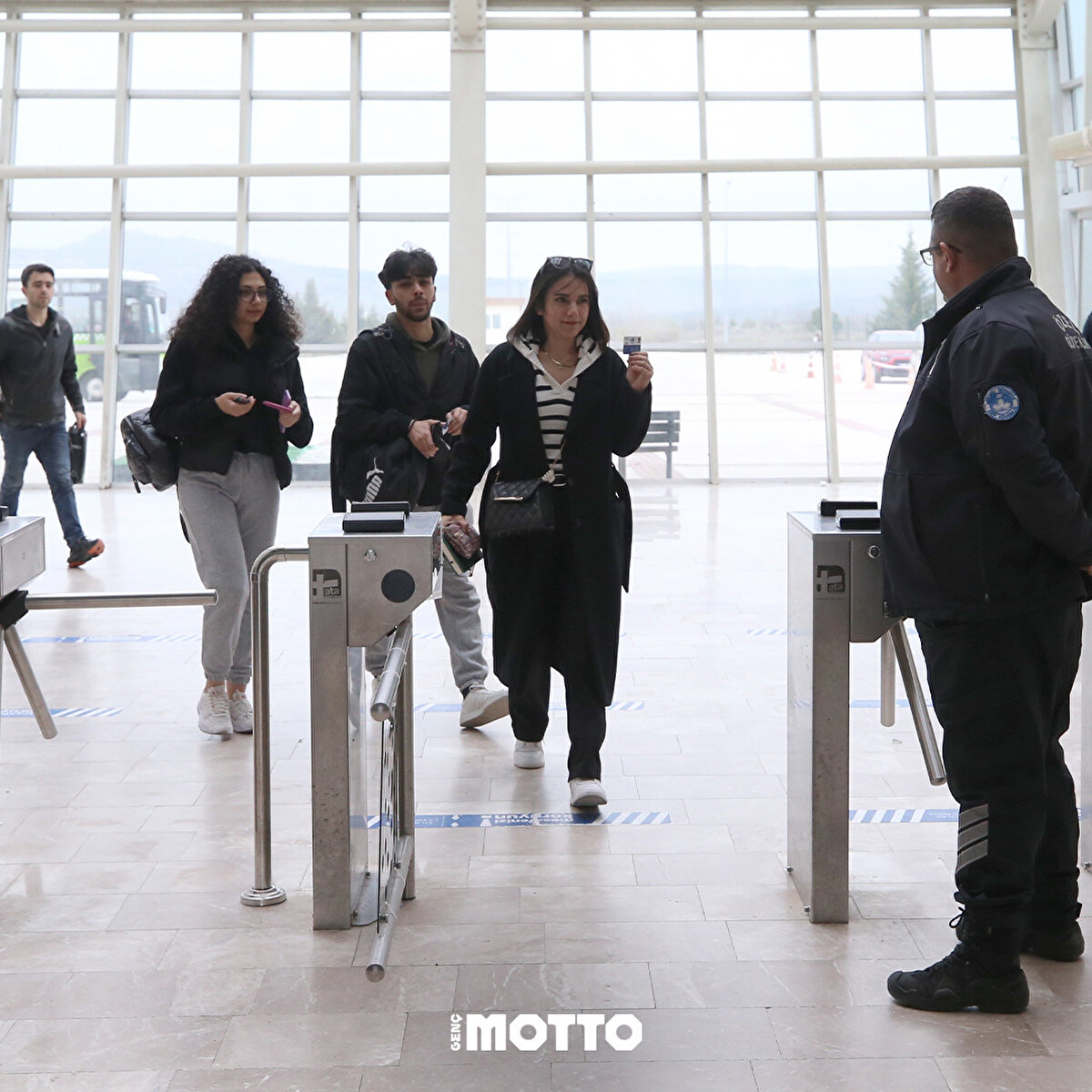 Uzaktan eğitim devam ederken, isteyen öğrencilere devam şartı olmaksızın yüz yüze eğitim verilecek.