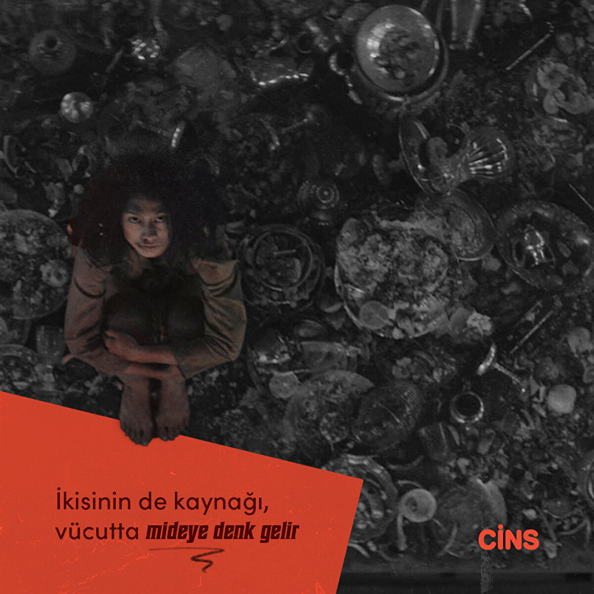 İkisinin de kaynağı, vücutta mideye denk gelir