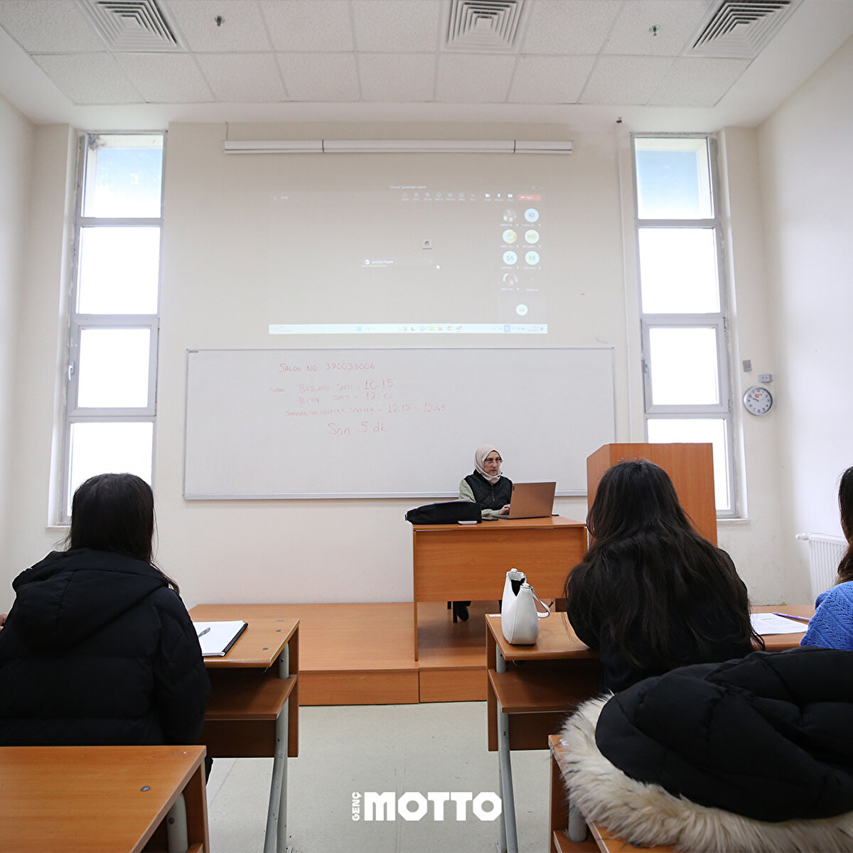Bazı üniversiteler, COVID-19 salgın döneminde hibrit eğitim için sınıflara kurdukları teknolojik alt yapıyı kullanacak.