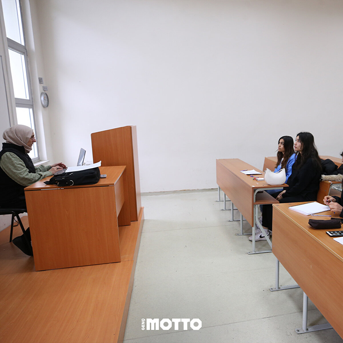 Derslere yüz yüze katılamayan öğrenciler için eş zamanlı çevrim içi veya eş zamanlı olmayan çevrim dışı uzaktan öğretim yöntemleri kullanılabilecek.