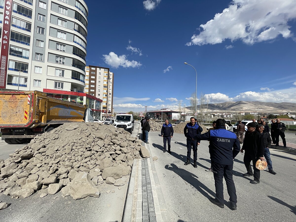 Belediye ekiplerinin toprağı kaldırmasıyla yol yeniden ulaşıma açıldı.<br><br>Aydoğan, gazetecilere yaptığı açıklamada, araziyi 1978'de satın aldığını ve bugüne kadar kullanmadığını iddia etti.<br><br>Arazisini değerlendirmeye karar verdiğini belirten Aydoğan, "Burayı parsellettireceğim, bina dikeceğim, dükkan yaptıracağım. Arazi benim, daha karar vermedim. Yolda toplam 1640 metrekare arazim var. Belediye ile görüştüm burayı istimlak etmediklerini söylediler. Tapumu da belediyeden çıkardım." diye konuştu.<br>