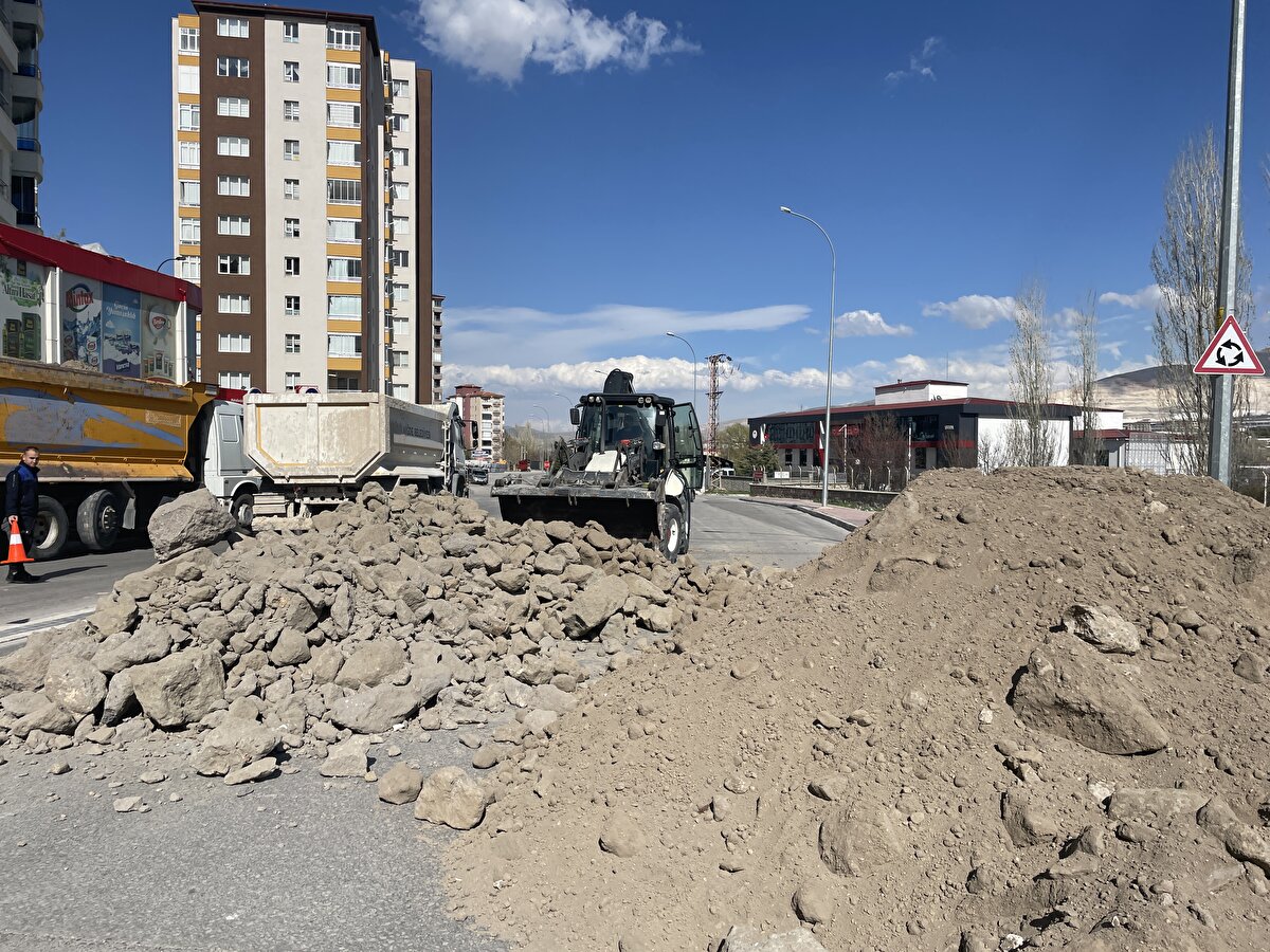 Zabıta ekipleri, yolda herhangi bir tapulu arazi bulunmadığını belirterek, Aydoğan ve yola toprak döken kamyon şoförüne para cezası uyguladı.