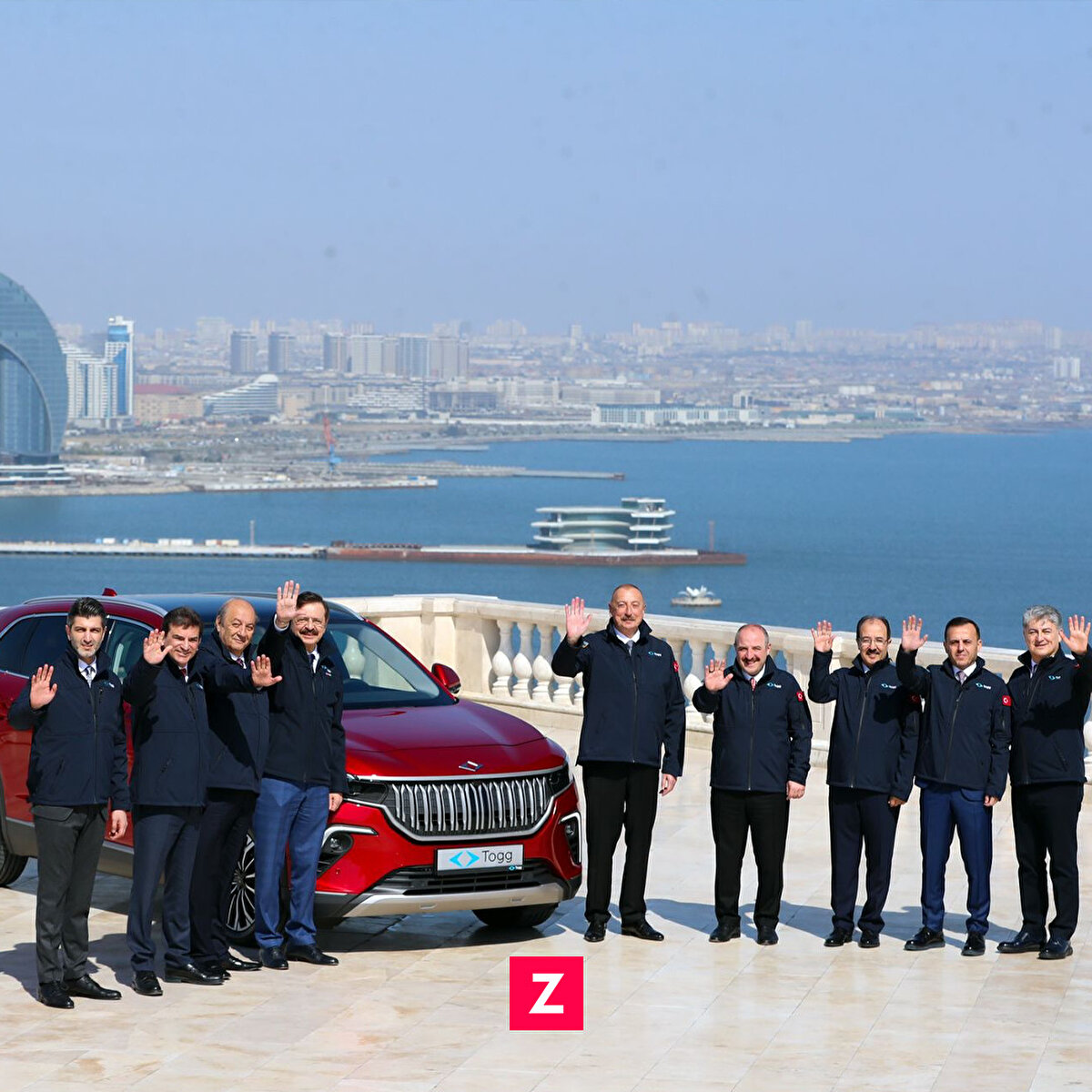 Başkent Bakü'ye hakim Dağüstü Park'ta düzenlenen törene Sanayi ve Teknoloji Bakanı Mustafa Varank, Togg Yönetim Kurulu Başkanı Rifat Hisarcıklıoğlu, Yönetim Kurulu Başkan Yardımcıları Tuncay Özilhan ve Bülent Aksu ile Yönetim Kurulu Üyesi Murat Yalçıntaş, Togg Üst Yöneticisi Gürcan Karakaş ve Türkiye'nin Bakü Büyükelçisi Cahit Bağcı katıldı.
