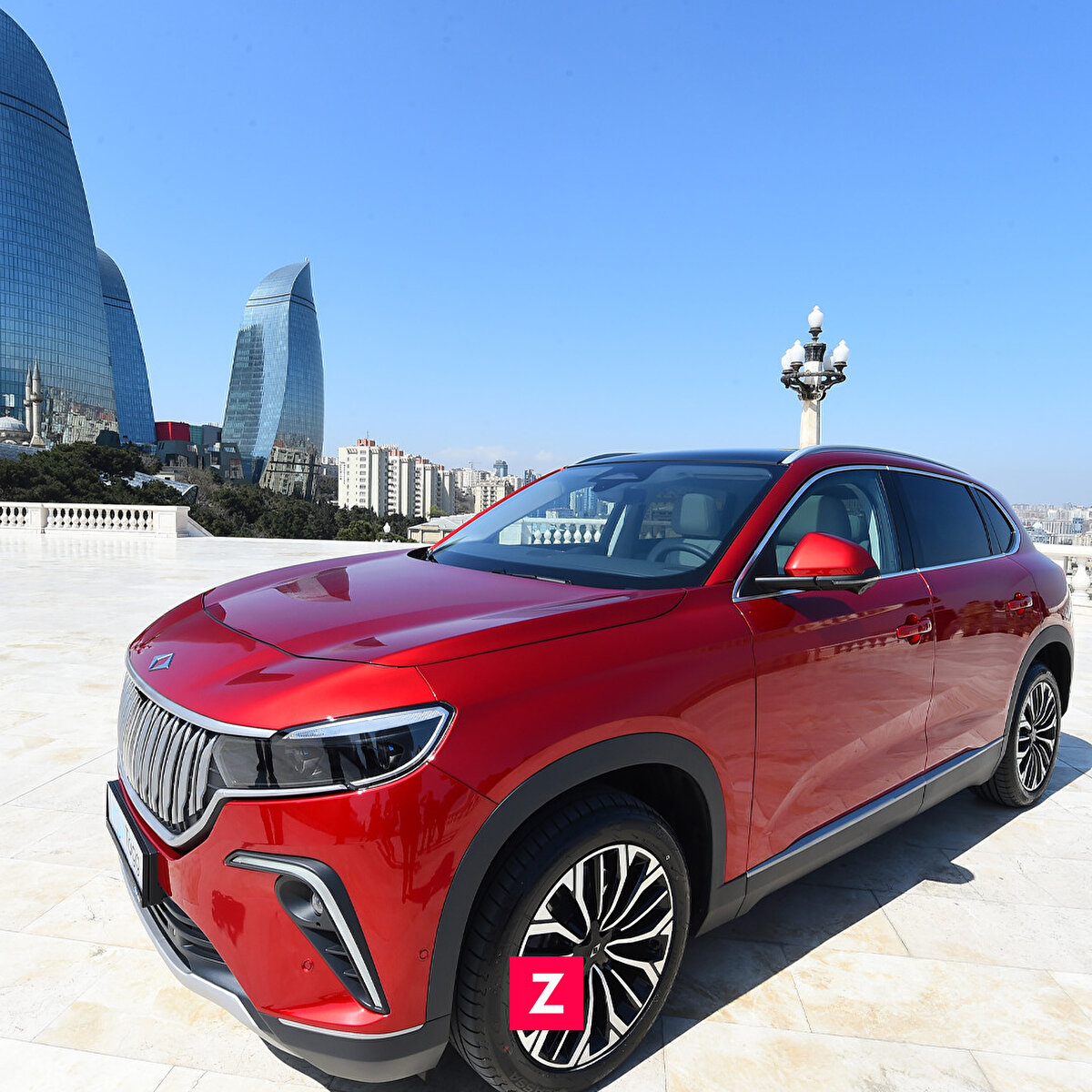 Bakan Varank, Aliyev'e Togg'un özel teslimat kutusu içerisinde anahtarını verdi.