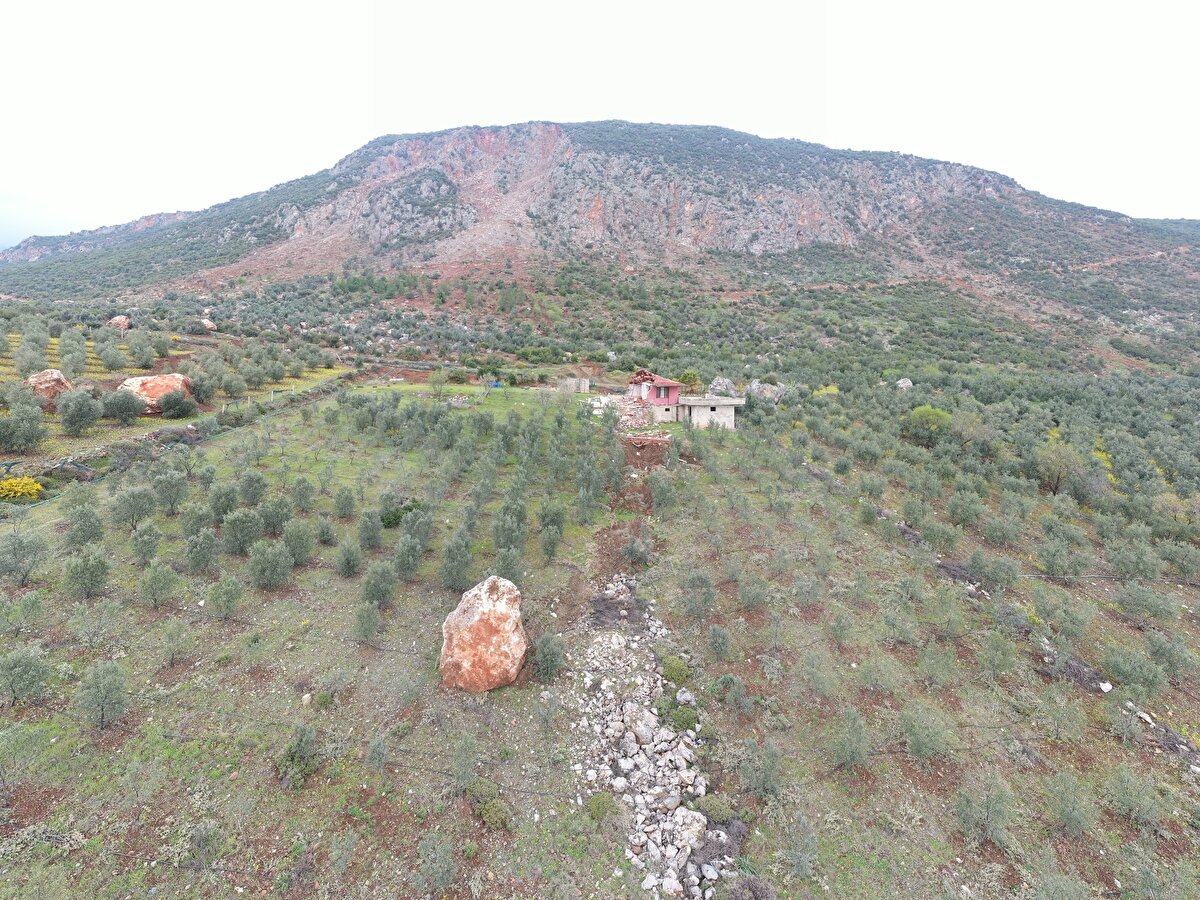 Araştırmayla ilgili AA muhabirine açıklamalarda bulunan Doç. Dr. Görüm, 6 Şubat'taki depremlerin ardından 5 kişilik ekiple hemen saha çalışmalarına başlamak için bölgeye gittiklerini söyledi.<br><br>Deprem bölgesine gitmeden Harita Genel Müdürlüğünün servise açtığı görüntülerden heyelanlı alanları belirlediklerini dile getiren Görüm, "Bölgeye gittiğimizde tablonun çok daha vahim olduğunu, çok büyük ana kaya heyelanlarının gerçekleştiğini gördük. Depremlerle tetiklenen toplam heyelan sayısının, bugüne kadar haritaladıkları heyelan sayısının en az 4 katından fazla olduğunu belirledik" diye konuştu.