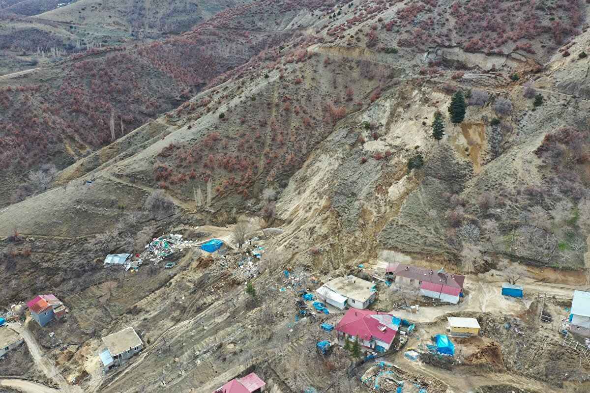 Doç. Dr. Görüm, heyelanların Malatya'nın Doğanşehir ilçesinde birçok yapıyı yıktığını anlattı.<br><br>Doğanşehir'deki İncirlik ve Kilise Sokak'ta, gözlemledikleri en büyük heyelanların yaşandığını kaydeden Görüm, şöyle devam etti:<br><br>"Buradakiler ilk depremle tetiklenmiş heyelanlar ve 16 ev ile 1 okul burada heyelandan etkilenmiş, kimse hayatını yitirmemiş. Heyelan, depremin 40. saniyesinden sonra başlamış ve insanlar evlerinden çıkabilmiş ancak bu köy 482 metre yer değiştirmiş, tamamen oturulamaz halde. Depremin ardından Gaziantep'in İslahiye ilçesinde bulunan İdilli Deresi ile Değirmencik Köyü'nde heyelan nedeniyle set gölü oluştu. Daha sonra gölün seviyesinin taşmasıyla birlikte birden patlarsa ikinci bir sele neden olabilecek potansiyelleri var. AFAD ve Devlet Su İşleri bir gece yağış sonrası burayı boşaltı. Ayrıca depremler tarımsal alanlara da büyük zarar verdi. Bizim çalışmalarımızda yersel doğrulamasını yaptığımız toplam 2 bin 826 heyelan tespit ettik. Bu heyelanlarda oluşan ölü sayısı 92 civarında."<br><br>"Kaya düşmeleri artçılarla devam etti"<br><br>Heyelanların deprem bölgesinde birçok alanı etkilediğini vurgulayan Görüm, "Depremin ardından yaşanan heyelanlar, Türkiye'de depremin tetiklediği heyelanların tarihçesinde bizim gözlemlediğimiz ve rapor edilen en büyük heyelanlar. Ağırlıklı olarak heyelanlar, Malatya ve Adıyaman bölgesinin dağlık kesimleri ile Hatay Samandağ'daki bazı alanlarda yoğun şekilde gözlemleniyor. Ayrıca ana kaya heyelanları Adıyaman'ın Çelikhan, Sincik, Malatya'nın Doğanşehir dağlık bölgelerinde etkili oldu. Ana kaya düşmeleri artçılarla birlikte devam etti." ifadelerini kullandı.<br><br>Doç. Dr. Görüm, depremlerin ardından yeni yerleşim yerlerinin seçimi ve planlanmasında heyelanların da göz önüne alınması gerektiğinin önemli olduğunu sözlerine ekledi.<br>