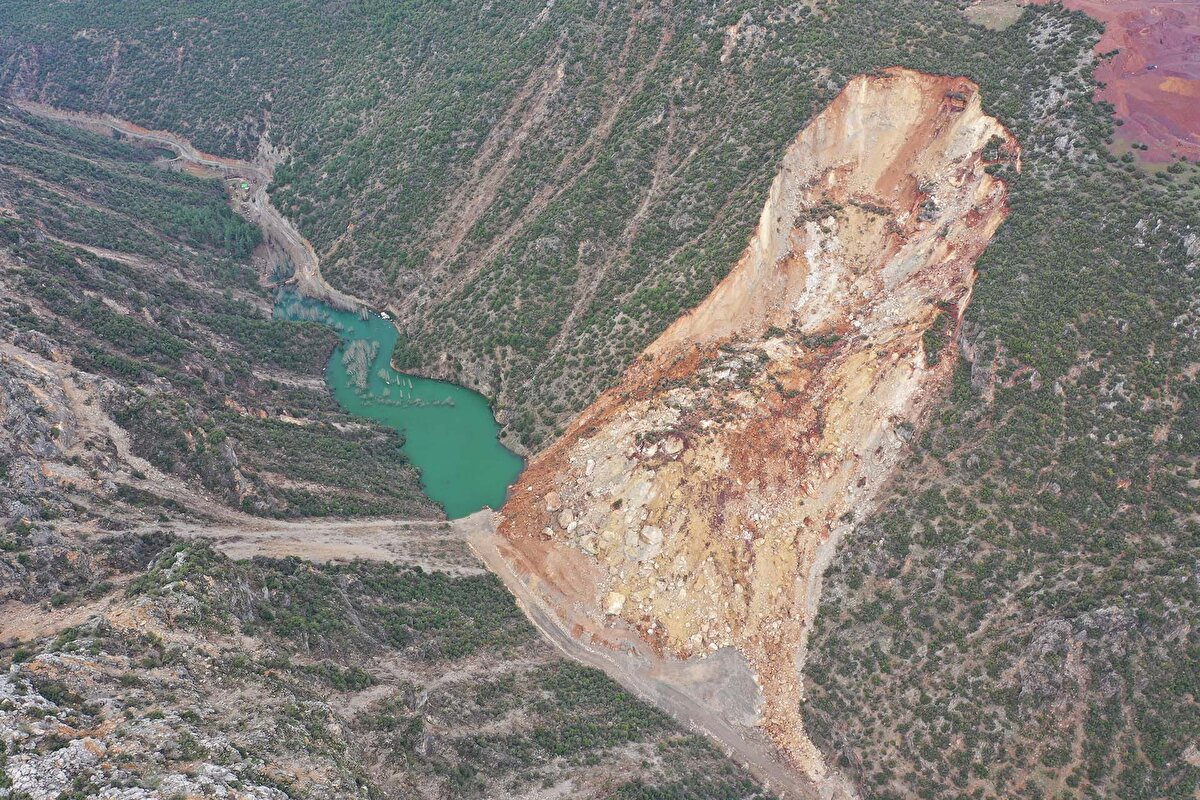 Aynı araştırmada, Malatya'nın Doğanşehir ilçesinde Karanlıkdere'ye bağlı İncirlik sokağının, depremlerin ardından oluşan heyelan nedeniyle 482 metre kaydığı, Narlı köyünün ise ikiye ayrıldığı tespit edildi.