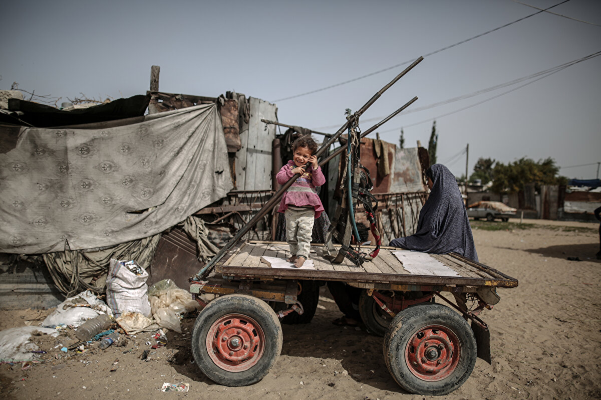 Filistin nüfusunun yaklaşık yüzde 44'ünü oluşturan çocuklar eğitime, yeterli ve sağlıklı beslenmeye ve sağlık hizmetlerine, iş fırsatlarına ve daha parlak bir gelecek hayallerine erişimde İsrail engelleriyle karşılaşıyor. Hatta çok sayıda Filistinli çocuk, gözaltına alınıp tutuklanıyor.