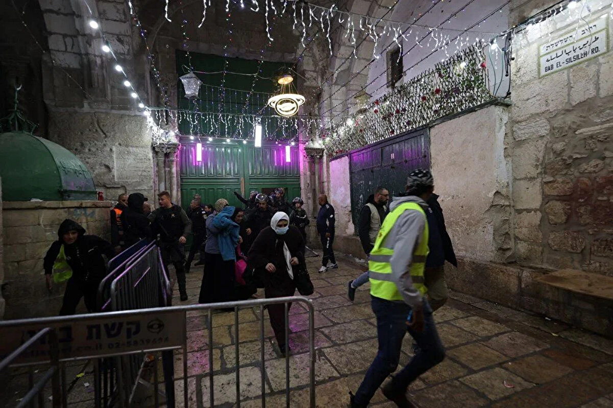 Kıble Mescidi'nin etrafını sararak mescidin çatısına çıkan İsrail polisi, mabedin camlarından bazılarını kırarak önce içeridekilere ses bombasıyla müdahale etti. Mescid'deki gruptan bazıları havai fişek atarak İsrail polisine direnmeye çalıştı. İsrail polisi, daha sonra Kıble Mescidi'ne girerek içeridekilere ses bombası, göz yaşartıcı gaz ve kauçuk kaplı mermilerle müdahale etti.<br><br>