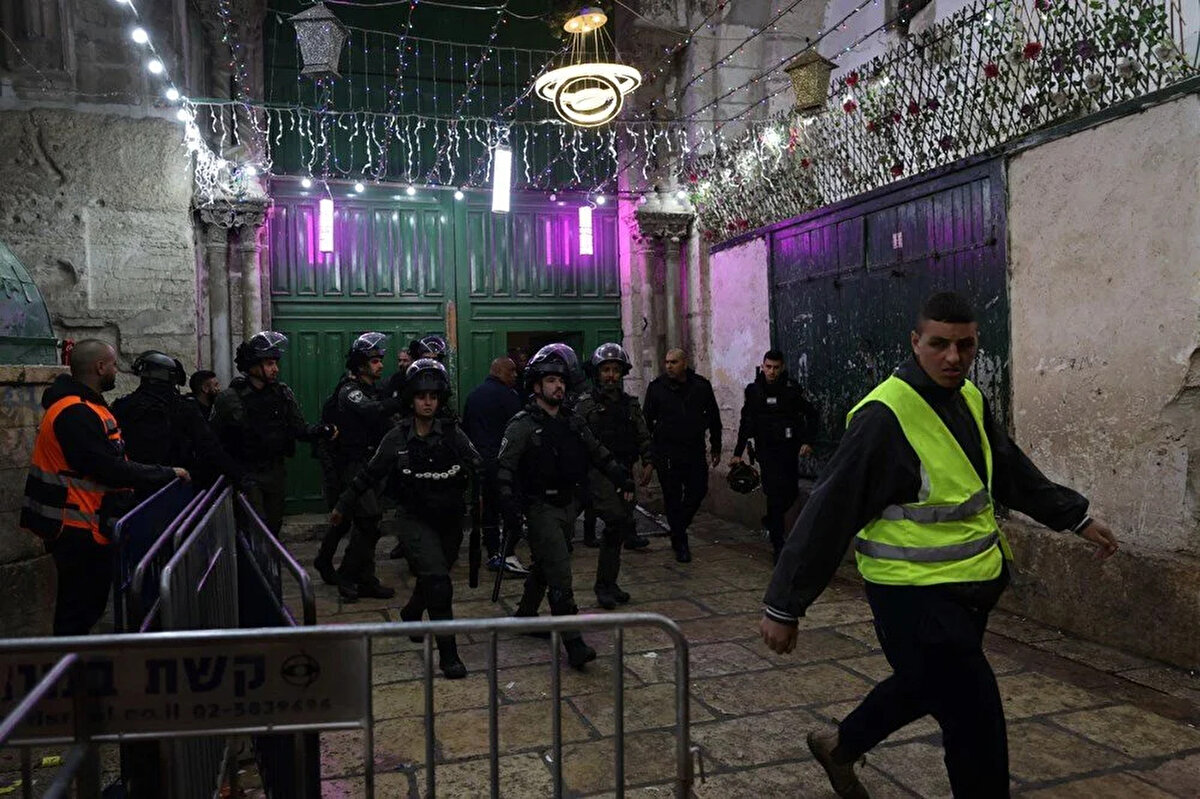 Fanatik Yahudi yerleşimcilerin Yahudilerce kutsal Pesah Bayramı nedeniyle Mescid-i Aksa'ya baskın düzenleme ve burada kurban kesme çağrıları üzerine teravih namazının ardından bir grup Filistinli Mescid-i Aksa içindeki Kıble Mescidi'ne sığındı.<br><br>