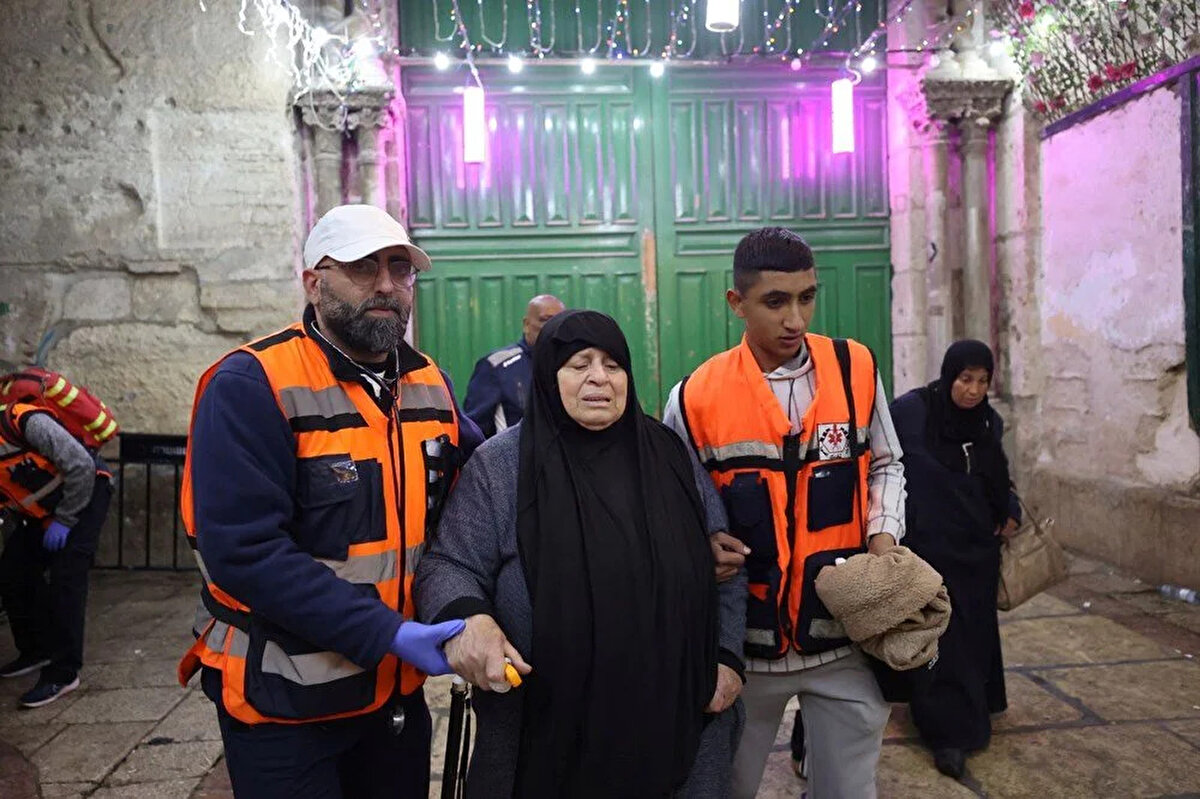 Aralarında kadın ve çocukların da yer aldığı grup, Kıble Mescidi'nin kapılarını kapattı. İsrail polisi, Mescid-i Aksa'nın avlusuna girerek temizlik görevlileri ve Müslümanları buradan güç kullanarak çıkardı, Aksa'nın kapılarını kapattı.<br><br>