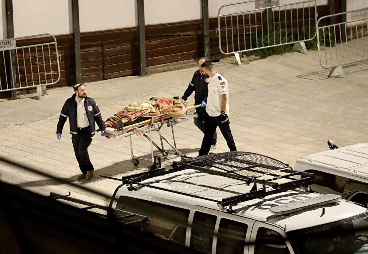 HAMAS VE İSLAMİ CİHAD'DAN İSRAİL'E UYARI<br>Hamas ve İslami Cihad Hareketi, İsrail polisinin, işgal altındaki Kudüs'te bulunan Mescid-i Aksa'ya baskın düzenlemesinden doğacak gerginliğin yansımalarından dolayı uyarıda bulundu.<br><br>Hamas Siyasi Büro Başkanı İsmail Heniyye açıklamasında, "Mescid-i Aksa'da yaşananlar benzeri görülmemiş bir suçtur ve sonuçları vardır." dedi.<br><br>"Filistinli, Arap ve Müslüman herkesin buradaki sorumluluğu yüklenmesi gerekiyor" diyen Heniyye, Batı Şeria ve İsrail içindeki Filistin halkını Aksa'ya yönelmesi ve burayı koruması çağrısı yaptı.