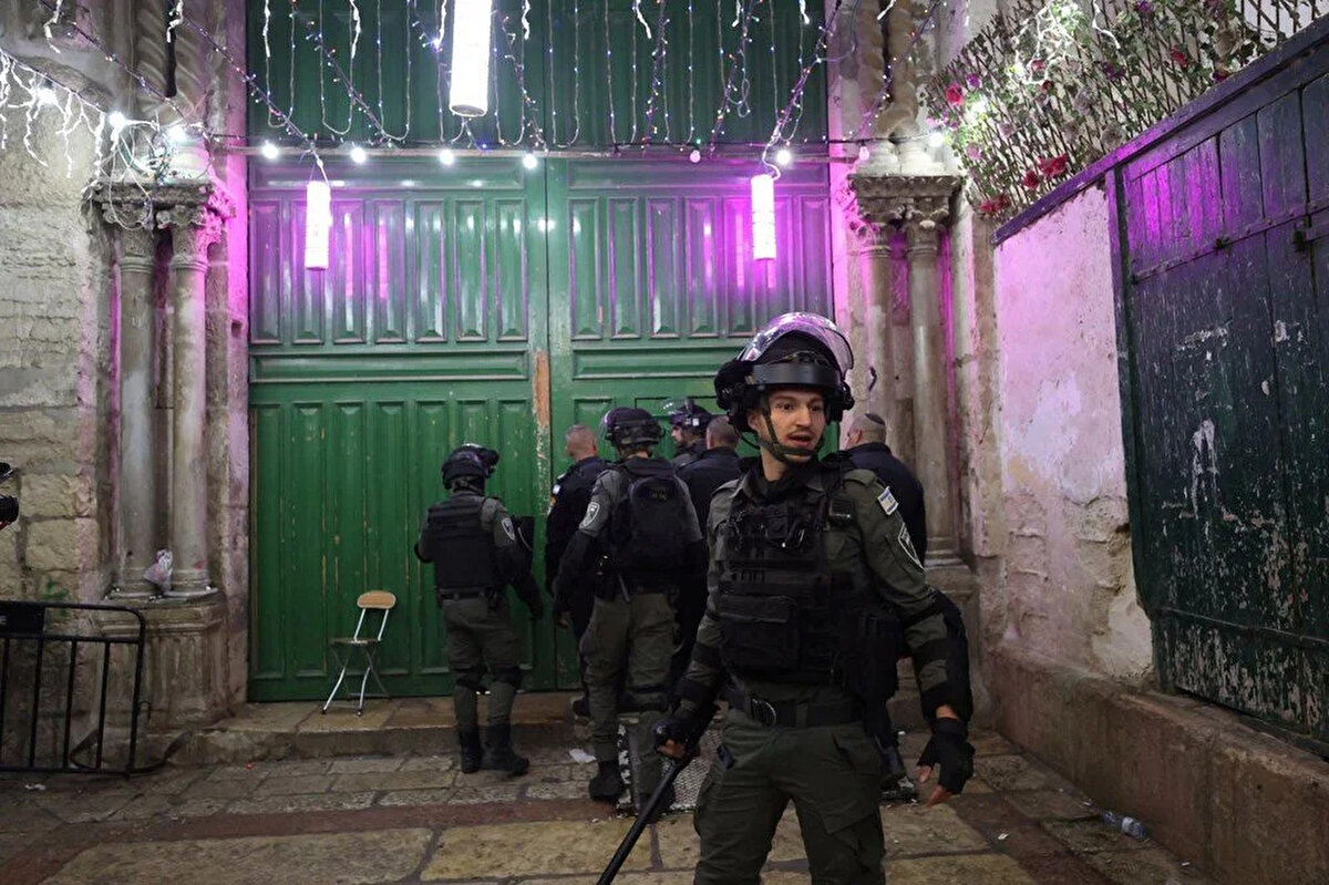 İsrail polisi, Mescid-i Aksa'ya gruplar halinde ulaşmaya çalışan Filistinlilere ses bombaları ve kauçuk kaplı mermilerle müdahale etti.<br><br>Filistin Kızılayı'ndan yapılan açıklamada, sağlık ekiplerinin Mescid-i Aksa çevresinde çıkan olaylarda 7 yaralıya müdahale ettiği ikisinin hastaneye kaldırıldığı paylaşıldı. Yaralanmaların kauçuk kaplı mermi ve darp sonucu oluştuğu kaydedildi.<br><br>