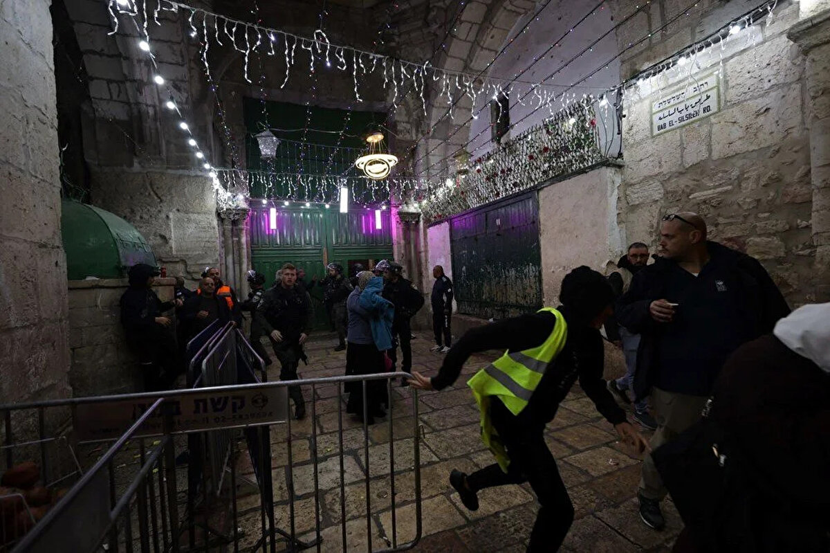 İslami Cihad Hareketi de gelecek günlerde İsrail ile "kaçınılmaz bir karşılaşma" konusunda uyarıda bulundu.<br><br>İslami Cihad Genel Sekreteri Ziyad en-Nehhale açıklamasında, Aksa'da olanların mukaddesata karşı ciddi bir tehdit olduğunu vurguladı.<br><br>Nehhale, "Tüm unsurlarıyla Filistin halkının gelecek günlerde kaçınılmaz karşılaşma için hazır olması" gerektiğini bildirdi.