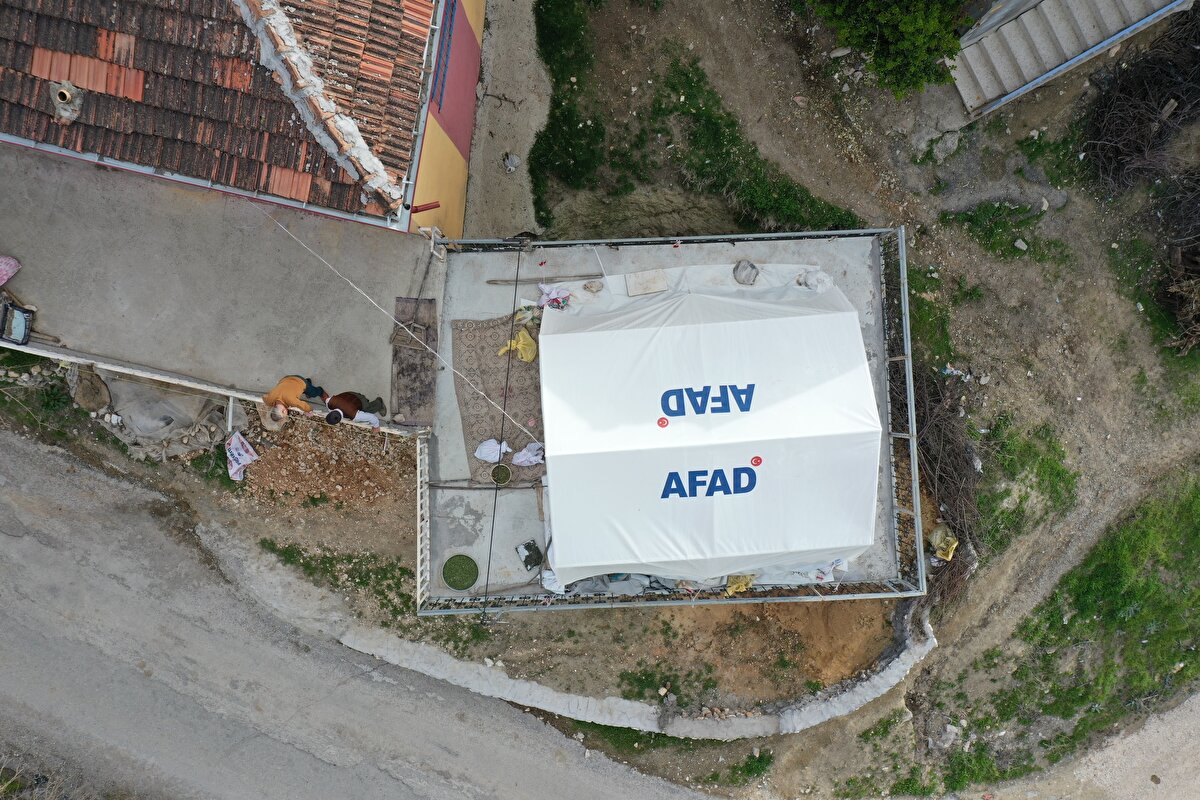 Günlük yaşamlarını çadırda sürdürdüklerini ifade eden Beyaz Karacan, şunları kaydetti:<br><br>"Zamanımız burada geçiyor. Çadırda kalıyoruz eşim bir yerde ben bir yerde yatıyoruz. Çadırı kuracak başka yerimiz zaten yoktu. Mecburen buraya kurduk. Rüzgar gelirse götürür diye düşündük ama etrafına taş dizdik zaten sel gelse götüremez. Bir tosunum ve bir ineğim vardı. Onları da bugün sattık. İneğim ve tosunuma burada çadırda bakabilsem satmazdım.<br>