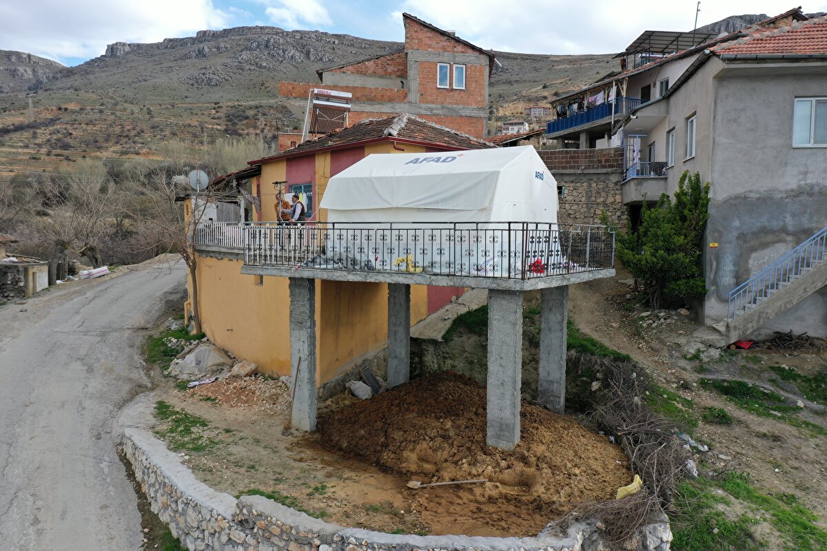 Cumhurbaşkanı Recep Tayyip Erdoğan'a depremzedelere yaptığı yardımlardan ötürü her defasında dua ettiğini belirten Karacan, "Allah ona hayırlı ömürler versin. Türkiye böyle reis görmedi. Adnan Menderes de bir şeyler yaptı, Turgut Özal da yaptı ama bu başka. Allah ona hayırlı ömürler versin." dedi.<br>