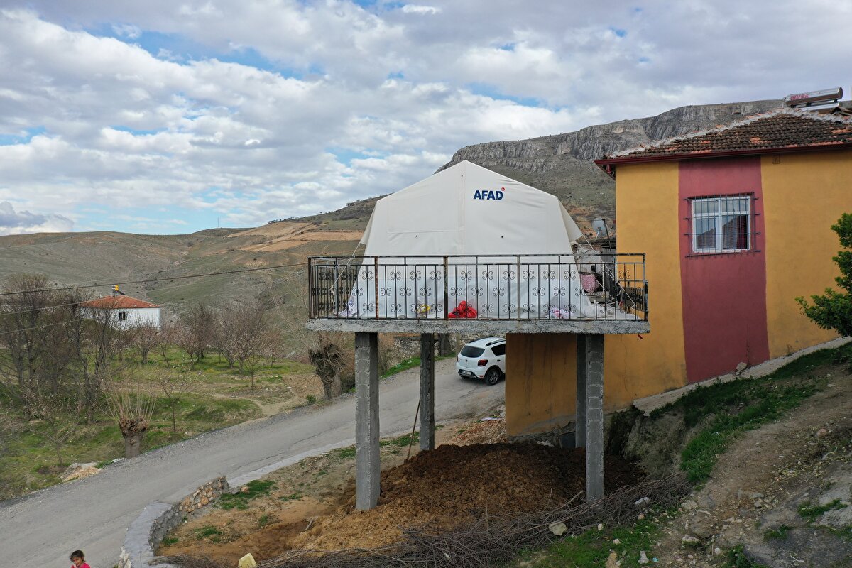 Çadırlarını güvenli olduğuna inandığı için tek katlı inşaat halindeki yapının üzerine kurduklarını dile getiren Karacan,<br><br>"Allah'tan başka kimse bilmez sonumuzun ne olacağını. Ama en azından burası sağlam. Sel gelse yoldan geçip gider, zerre kadar bize zarar vermez. Hem eve yakın, her yere yakın olduğu için böyle karar verdik. Bazıları buradan geçerken fotoğraflar çekiyorlar. Çadırımız dikkat çekiyor. Eşimle birlikte burada yaşıyoruz. Çadırı burada görenler bazen gülüyorlar, bazen fotoğraf çekenler oluyor. Onlara neden çekiyorsunuz diye kızıyorum. Bazıları da ilginç bulduğu için fotoğraf çektiklerini söylüyor."