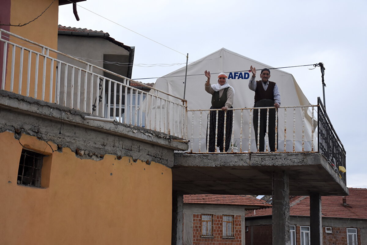 Çadırdan etrafı seyrederken bizi görenler de oluyor. Çadırı burada görenlerin birisi bize 'akıllı' birisi 'deli' birisi de 'ne yapsınlar demek başka yerleri yoktu oraya kurdular' diyor. Çadırın manzarası da güzel. Malatya'yı izliyoruz ama Malatya hepten gitti oğlum. Ne ev kaldı ne başka bir şey. Canımız sağ olsun. Cumhurbaşkanımız sağ olsun o bize bakar."