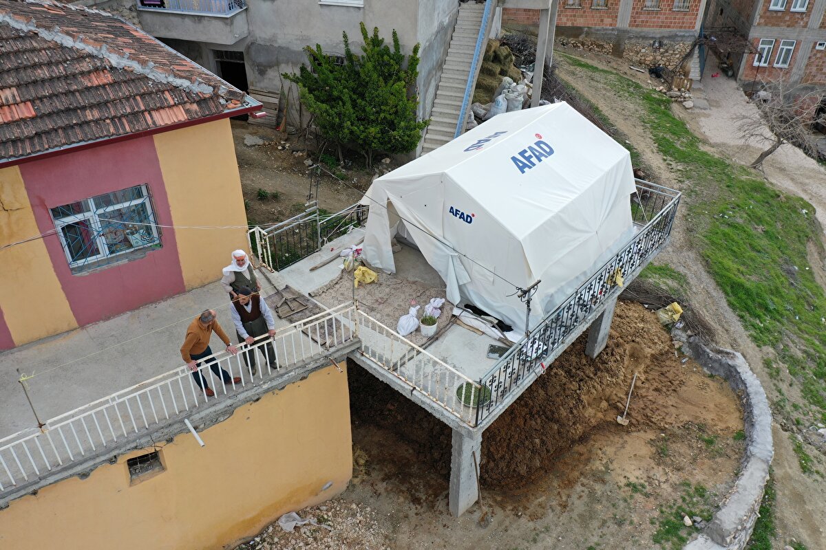 90 yaşındaki Mehmet Karacan, AA muhabirine, hayvancılık yaparak geçimlerini sürdürdüklerini, ahırlarının zarar görmesi üzerine 2 büyükbaş hayvanlarını da sattıklarını, eşiyle baş başa kaldıklarını anlattı.<br>