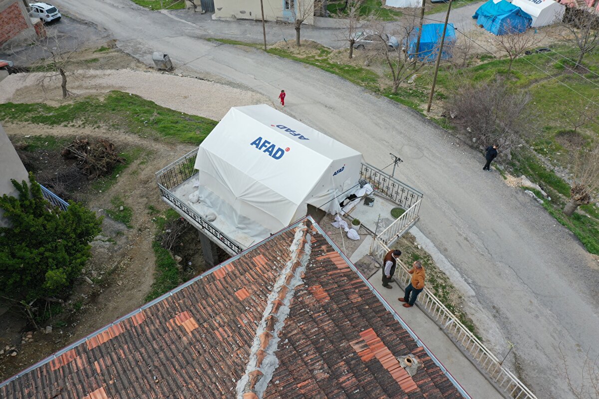 "Çadırı kuracak başka yerimiz zaten yoktu"<br><br>72 yaşındaki Beyaz Karacan ise deprem sonrasında çok zorluklar yaşadıklarını çadırı kurduktan sonra rahat bir nefes aldıklarını söyledi.