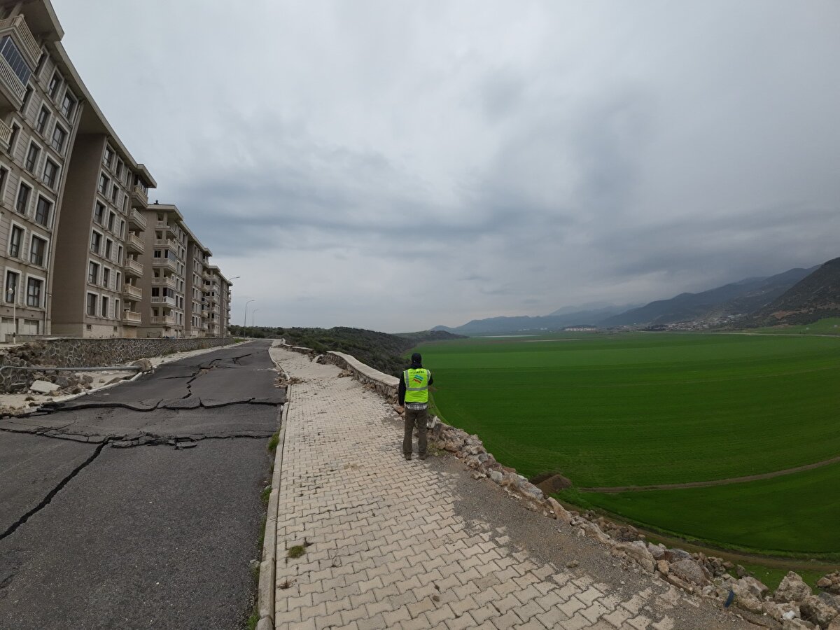 Çalışma ile deprem bölgesinde yüzey kırığının deformasyonlarıyla ilgili gözlemler de yaptıklarını anlatan Yıldırım, Gaziantep'ten Kahramanmaraş'a doğru ana yolun yaklaşık 4 metre yer değiştirdiğini tespit ettiklerini belirtti.<br><br>
