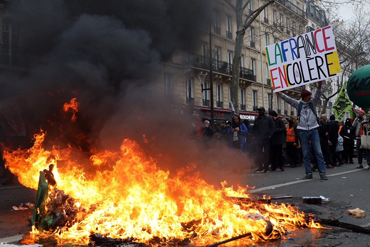 Vanves, Grenoble gibi ülkenin farklı kentlerinde reforma karşı çıkan liseliler de okullarının girişini kapattı. Öte yandan, Genel İş Sendikasının (CGT) enerji kolu, hükümeti harekete geçirmek için Rhone Valiliğinin elektriğini kestiğini açıkladı.