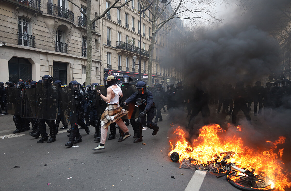 Nice'de Promenade des Anglais Caddesi'nde yerel saatle 10.30'da toplanan reform karşıtları, Massena Meydanı'na yürüdü.