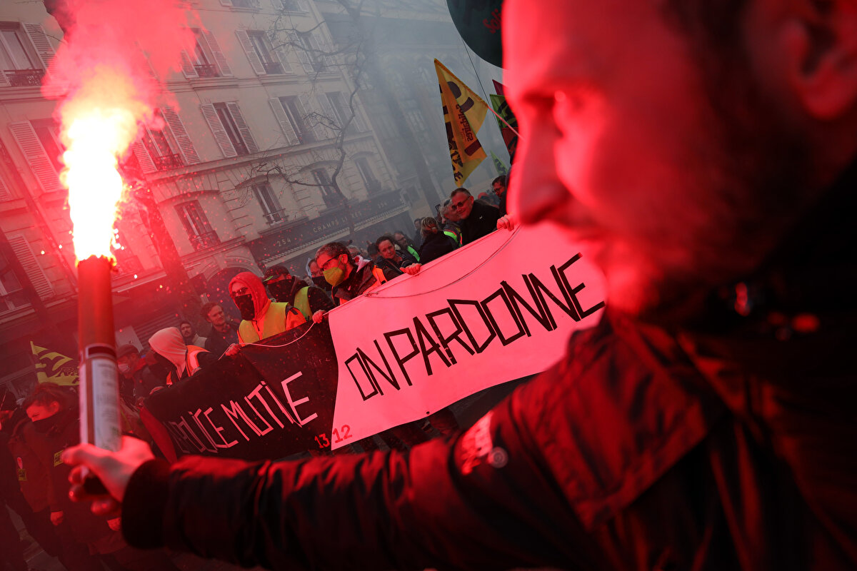 Genel İş Sendikası (CGT) Nice'deki gösteriye en az 20 bin kişinin katıldığını açıkladı. Öte yandan, reforma karşı çıkan öğrenciler sabahın erken saatlerinde kentteki edebiyat fakültesinin girişini kapattı.<br><br>