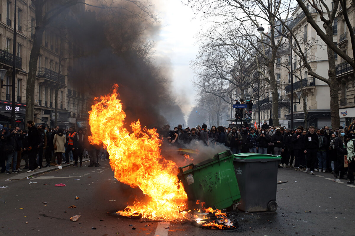 Göstericiler arasında itfaiyeciler, kamu ve sağlık çalışanları ve öğretmenlerin yanı sıra onlarca sendikalı polis de yer aldı.Protestocular "Buradayız, (Fransa Cumhurbaşkanı Emmanuel) Macron istemese de buradayız" ve "60 yaşında emekliliği kazanmak için mücadele ettik, elimizde tutmak için de mücadele ederiz" sloganları attı.