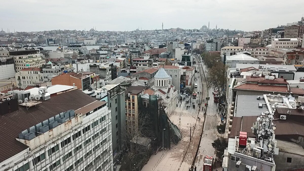 Gün içerisinde binada zaman zaman kısmi çökmeler yaşandı. Binadan düşen beton parçaları kaldırıma ve yola savruldu.  Bunun üzerine emniyet güçleri tarafından binanın çevresine demir bariyerler yerleştirildi.<br>