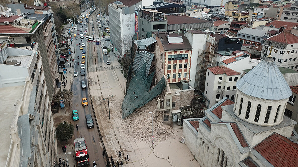 Eminönü istikametinde seyir halinde olan araçların üzerleri de tozla kaplandı. Bu sırada caddeden geçen vatandaşların üzerlerinin de de tozlandığı görüldü.<br><br>Alınan önlemler sayesinde olayda can kaybı ya da yaralanma yaşanmadı. 