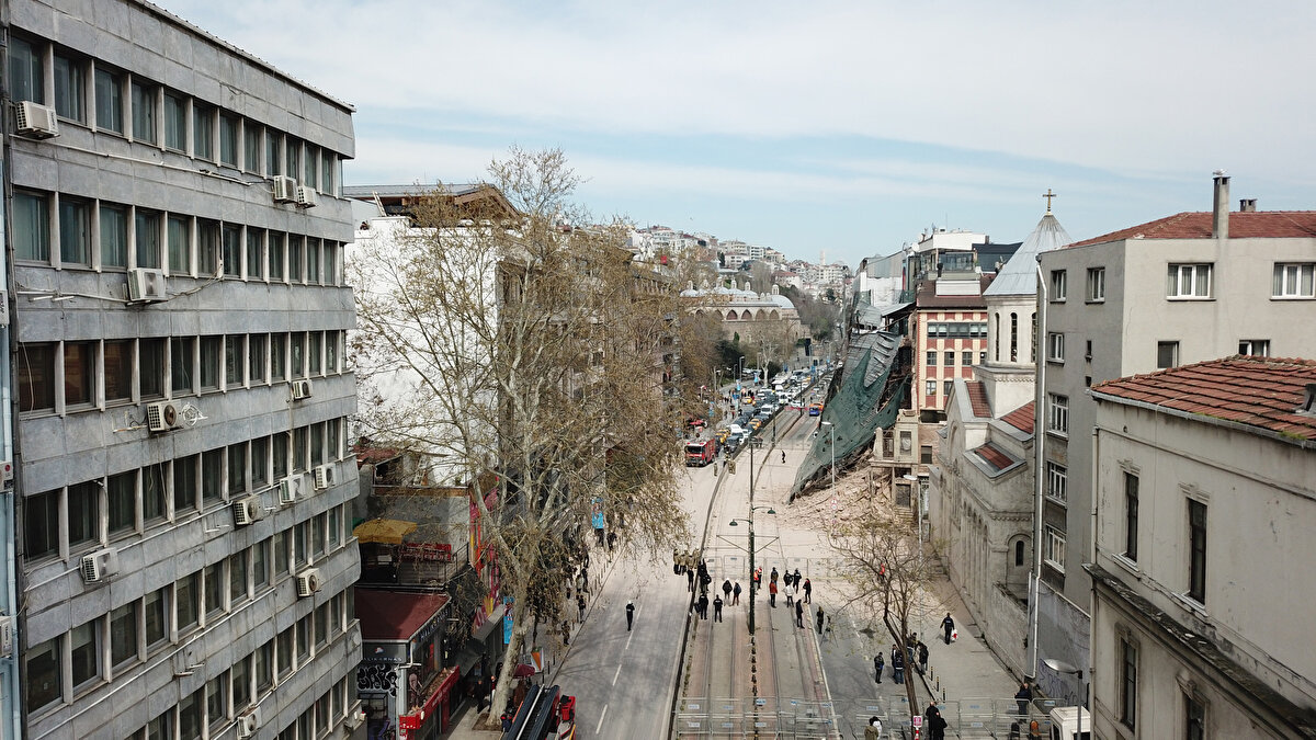 Güvenlik nedeniyle Beşiktaş istikametindeki yol, trafik akışına kapatıldı.<br>Öte yandan, T1 Kabataş-Bağcılar hattı seferleri, söz konusu binanın yıkılma riski nedeniyle Karaköy-Tophane arasında durduruldu.
