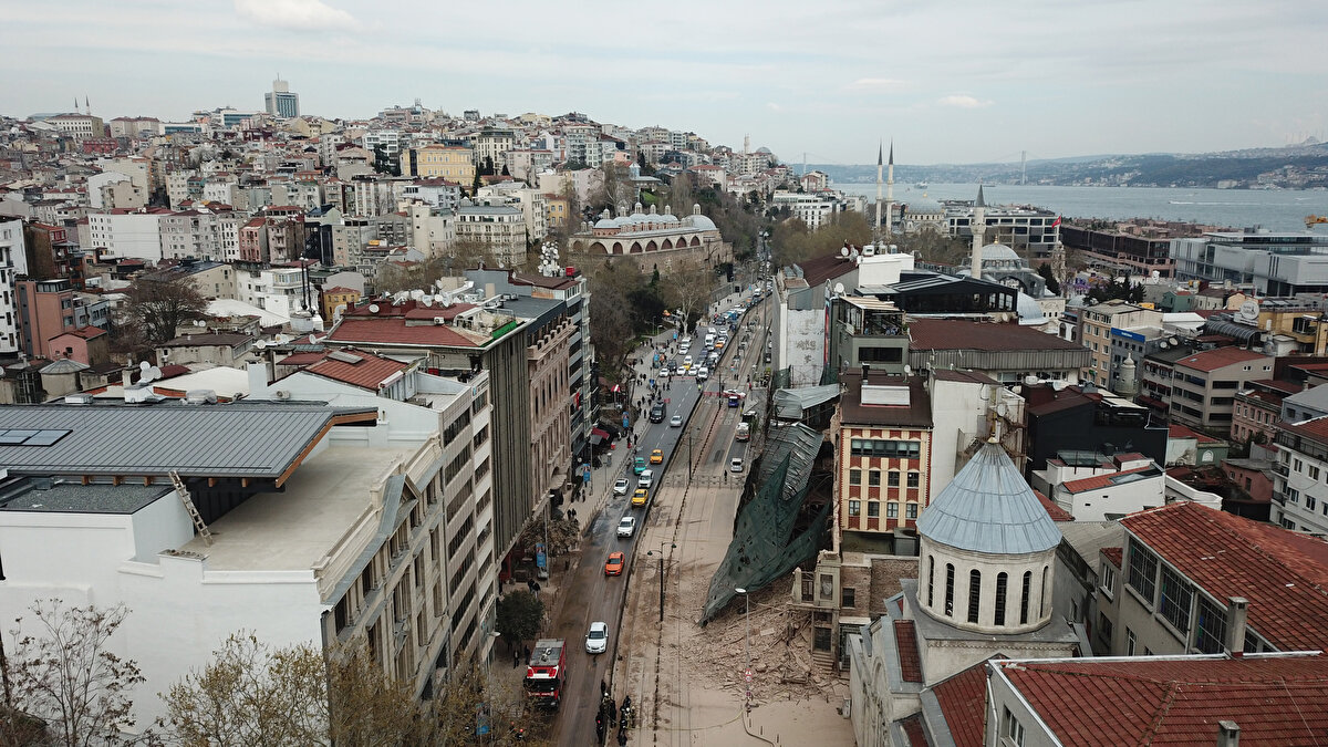 Tarihi bina ilk çökmeden sonra geçen yaklaşık 9 saatin ardından büyük ölçüde yıkıldı. Yıkılmanın etkisiyle binanın molozları cadde ve tramvay yoluna düşerken, çevrede yoğun toz bulutu oluştu.<br>