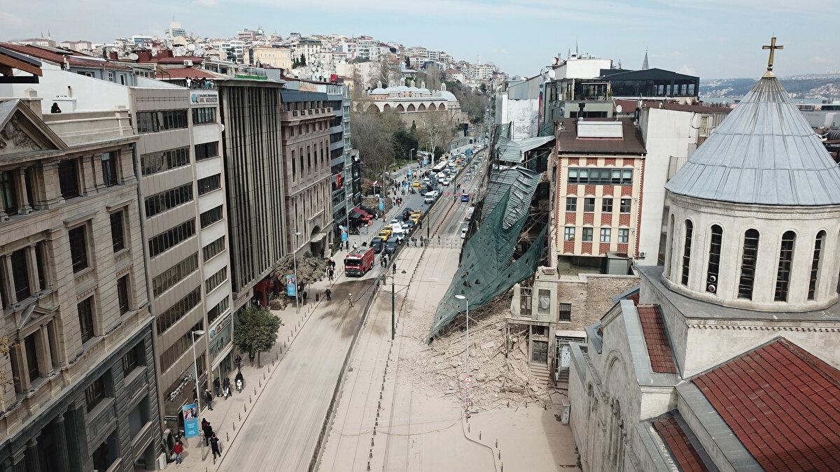 Tramvay seferleri, Bağcılar-Eminönü istasyonları arasında yapılırken, Eminönü-Kabataş arasında İETT otobüsleriyle ücretsiz hizmet verildi.<br><br>