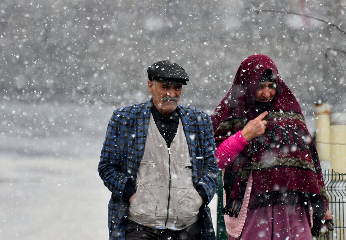 Kars kent merkezinde sabah saatlerinde başlayan sağanak, yerini doluya bıraktı.