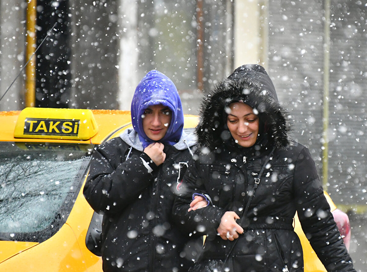 Dolu nedeniyle yollarda su birikintisi oluştu, tarım arazileri beyaza büründü.