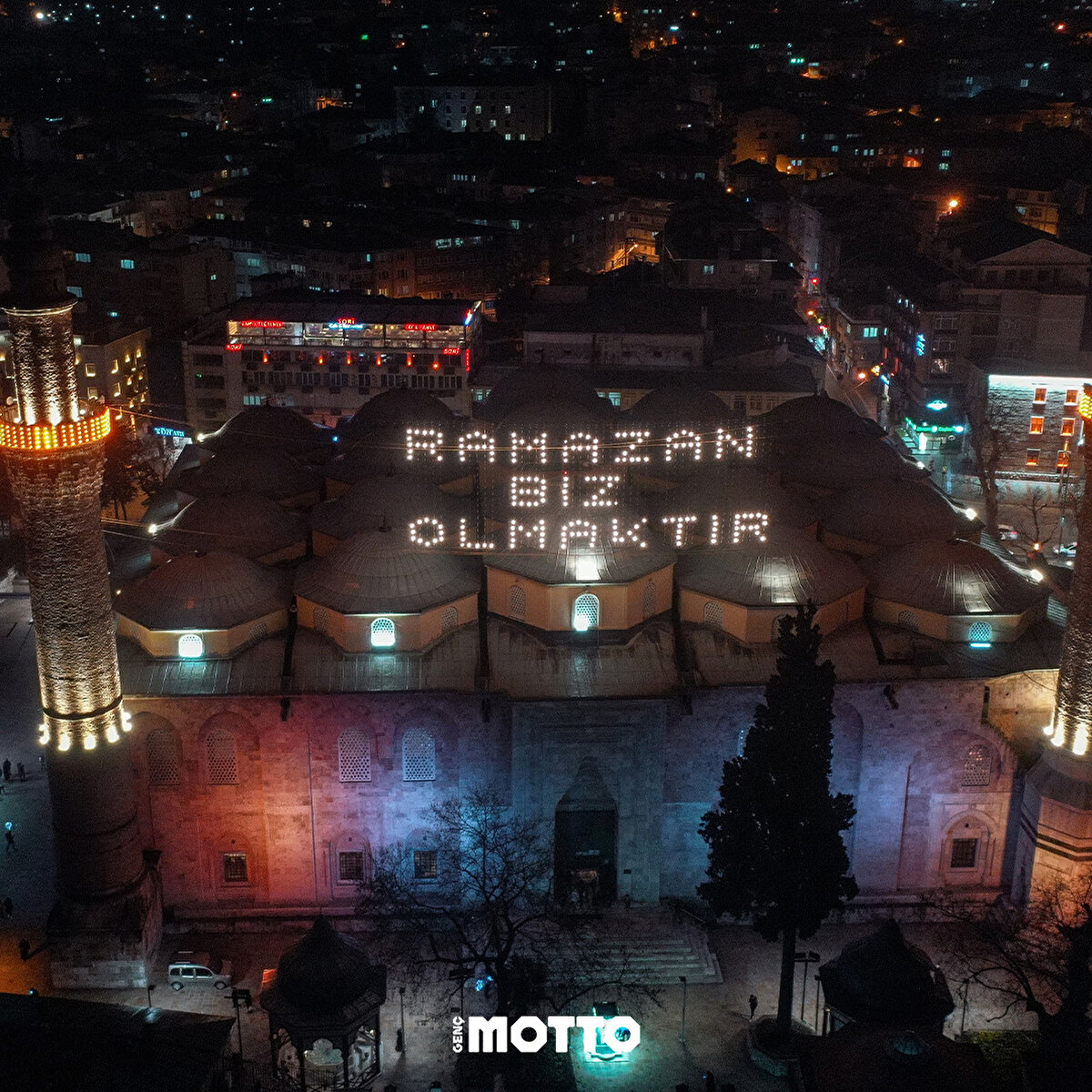 Bursa Ulu Cami mahyası: <br>Ramazan biz olmaktır