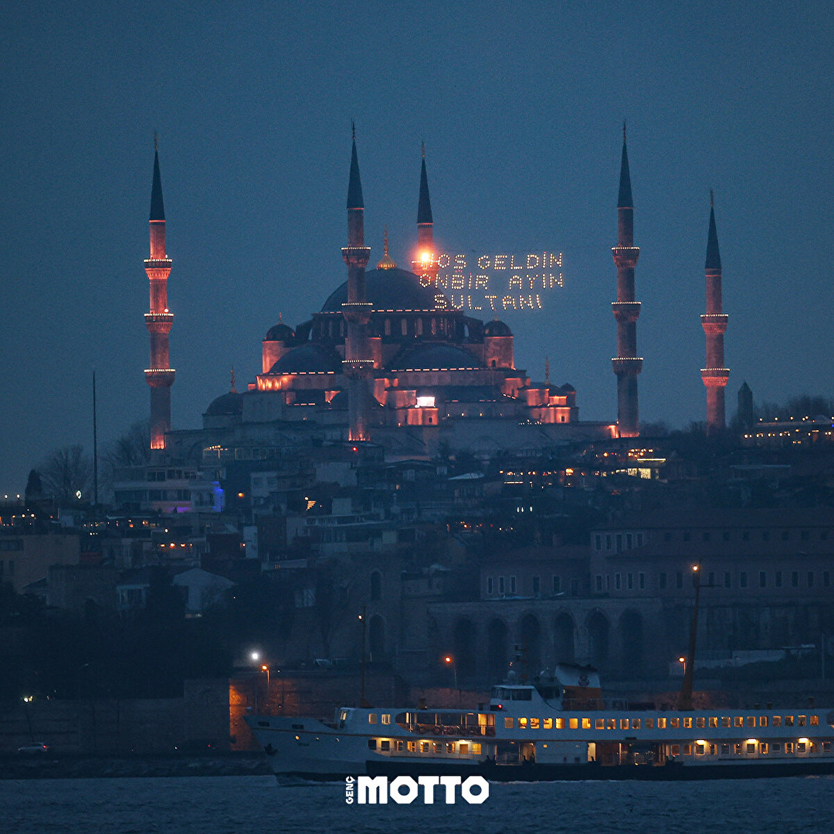 Sultan Ahmet Cami mahyası:<br>Hoş geldin on bir ayın sultanı 