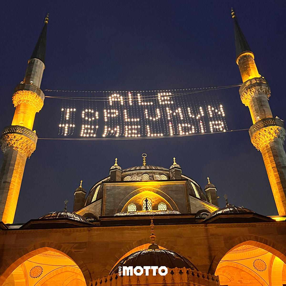 Valide-i Cedid Cami mahyası: <br>Aile toplumun temelidir