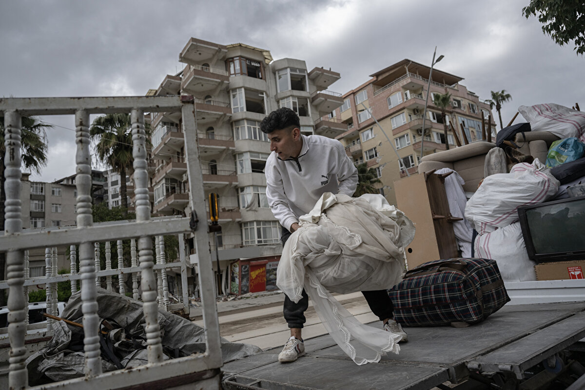 Bazı evlerin riskli bulunduğunu aktaran Baymaz, "Çoğu evine giremiyor, görüntülü konuşuyoruz, evden istedikleri eşyaları taşıyoruz. Millete yardımcı olmaya çalışıyoruz. Anısı olan fotoğraflara, manevi değeri olan eşyalarına önem veriyor. Kurtarabildiklerimizi kurtarmaya çalışıyoruz." dedi.<br><br>