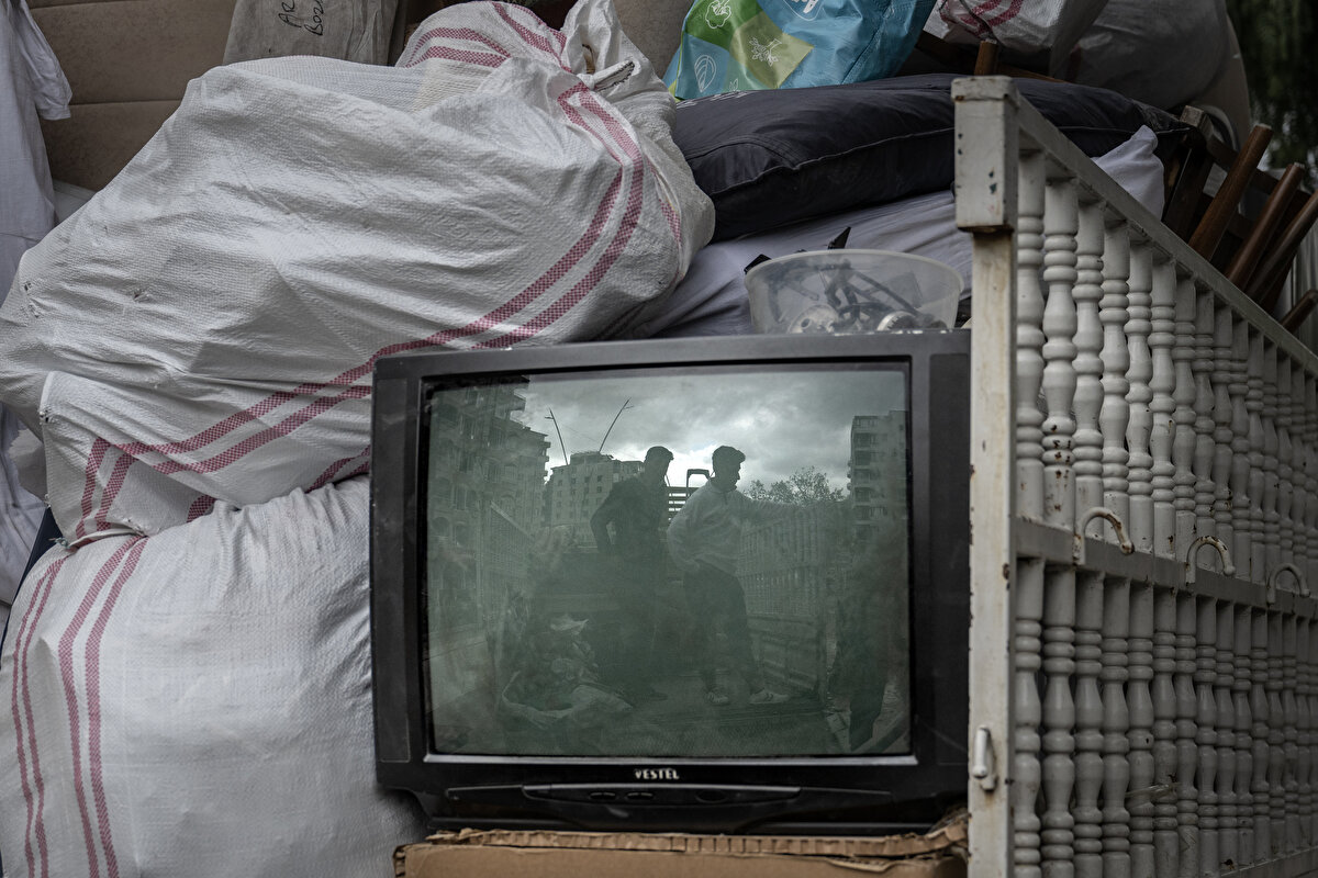 Hasarlı evinden eşyalarını taşıyan emekli öğretmen Ali Rıza Tütüncüoğlu da ilk depremde evinin hafif hasar ancak ikinci depremde ağır hasar aldığını dile getirdi.<br><br>