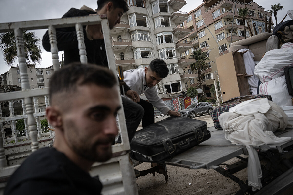 Nakliyeciler, ev sahipleri ile görüntülü konuşuyor<br><br>Nakliyeci Mehmet Baymaz, AA muhabirine, talep üstüne İstanbul'dan geldiklerini, afetzedelerin taşınmasına destek olmaya çalıştıklarını söylemiş oldu.