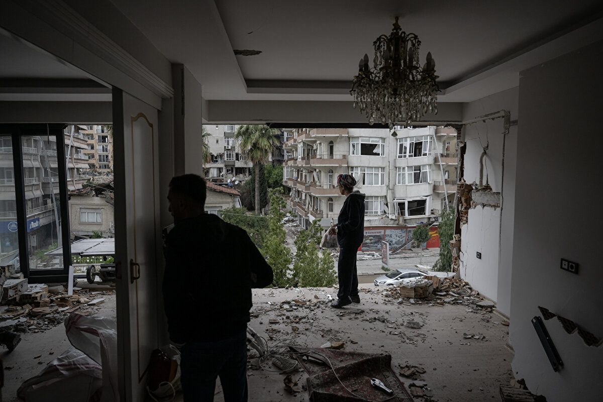 Hatıralarını almak için eve geldiğini anlatan Tütüncüoğlu, şöyle konuştu:<br><br>"İlk depremde bu kadar büyük hasar yoktu. Eşyalar çok zarar görmemişti. Döndüğümde artçılarla birlikte sanki evin içini balyozla kırmışlar gibi çok hasar almış. Küçük artçılar evime büyük zarar vermiş. Onun için evlerin dışını görüp de dışındaki hasar boyutu kimseyi kandırmasın. Eve girdiğimde çok korkunç bir görüntü vardı. Hatıralarımızı kurtaracağız. Ama vakit kaybetmeden hemen çıktım. Yayladağ'da küçük bir evimiz var, oraya taşınacağız. Hatay'dan gitmek gibi bir refleksimiz ya da düşüncemiz yok, öyle bir düşüncesi olanın vazgeçmesi lazım. Hatay bizim meselemiz. Hatay'dan vazgeçmek gibi bir düşünce içerisinde değiliz. Kim gider bilmiyoruz ama biz gitmeyeceğiz, devlet yanımızda. Yaraları sarmaya çalışacak."