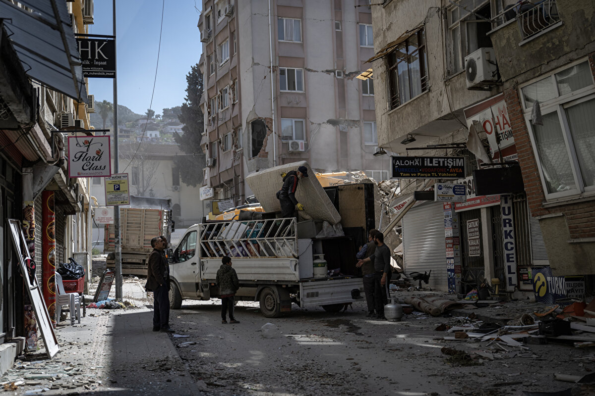 Depremzedeler de hasarlı binalarından en sevdikleri eşyaları alabilmek için nakliyecilerin yardımıyla çabalama yürütüyor. Binanın değişik katlarındaki dairelere ulaşan takımlar, kurtarabildikleri eşyalarını yaşadıkları çadır yada konteynerlere götürüyor.<br><br>