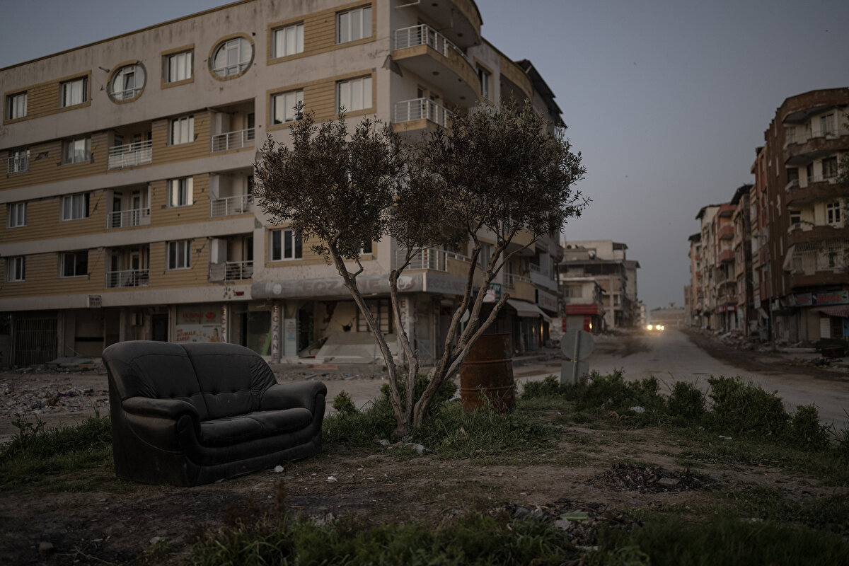 Ekipler, iş makineleri yardımıyla kamyonlara yükledikleri molozları belirlenen alanlara taşıyor.<br><br>