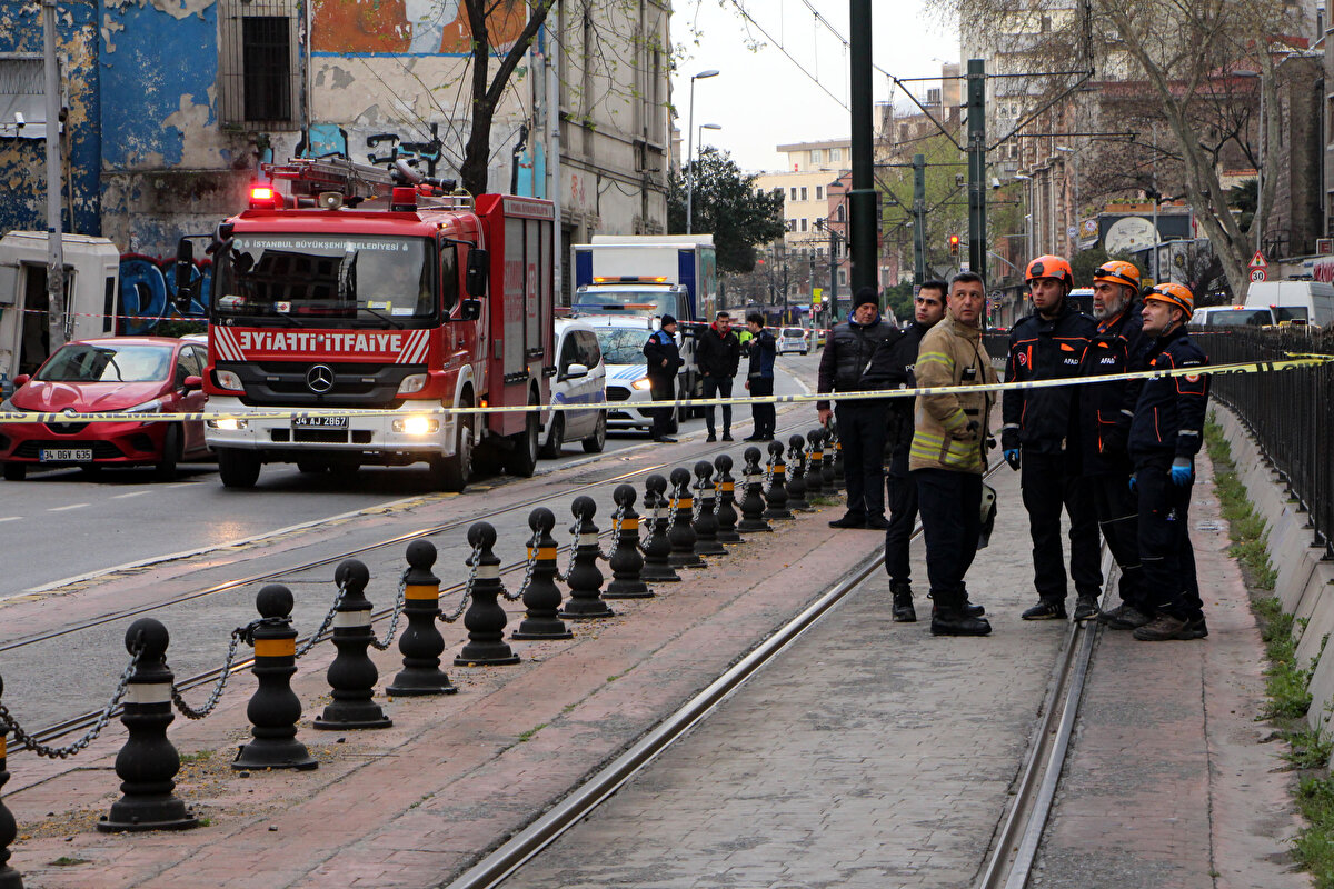 Metro İstanbul hesabından yapılan açıklamada 'T1 Kabataş-Bağcılar hattımızda bölgede bulunan bir binanın yıkılma riski nedeniyle emniyet güçleri tarafından seferlerimiz Karaköy-Tophane arasında durdurulmuştur. T1 hattımız Bağcılar-Karaköy arasında hizmet vermektedir' denildi. Binada yetkililerin incelemesi sürüyor.<br><br>