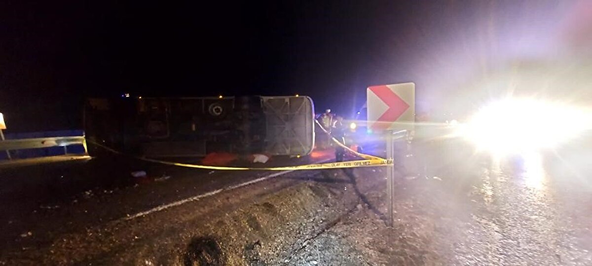 B.K. idaresindeki İstanbul Bağcılar Belediyesine ait resmi 34 FIR 436 plakalı yolcu otobüsü, Gürün-Pınarbaşı yolunun 48. kilometresinde kontrolden çıkarak devrildi.<br><br>